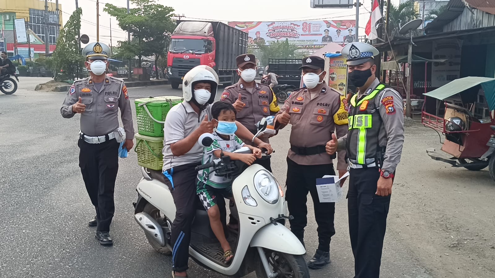 Asap Karhutla Mengancam, Polres Rohil Bagikan Ratusan Masker ke Warga