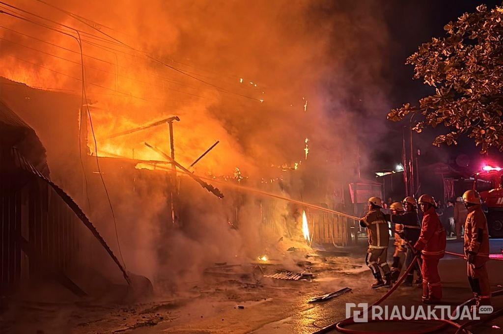 6 Unit Damkar Dikerahkan, Kebakaran Kios di Jalan Kuau Pekanbaru Berhasil Dipadamkan