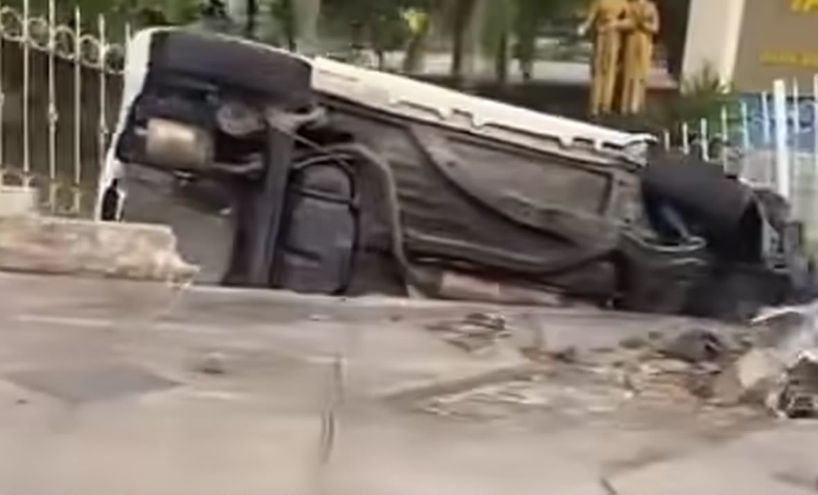 Diduga Hilang Kendali, Brio Hantam Pagar Taman Budaya Sudirman Pekanbaru