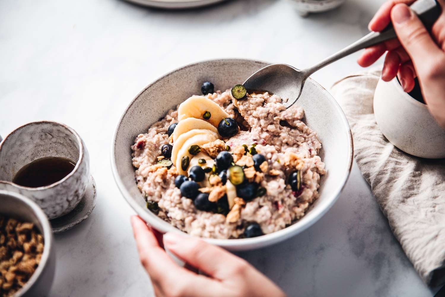 Benarkah Makan Oatmeal Malam Hari Bisa Bantu Tidur Lebih Nyenyak?