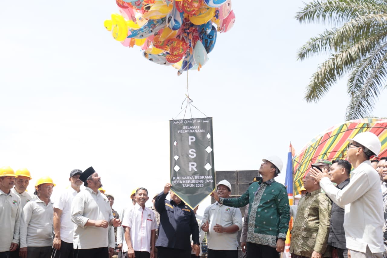 Bupati Inhu Resmikan Program Peremajaan Sawit Rakyat Seluas 405 Hektare di Batang Cenaku