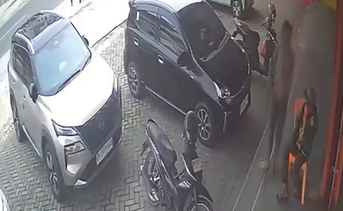 Aksi Oknum Ormas Bawa Parang Terekam CCTV, Datangi Ruko di Pekanbaru Minta Uang