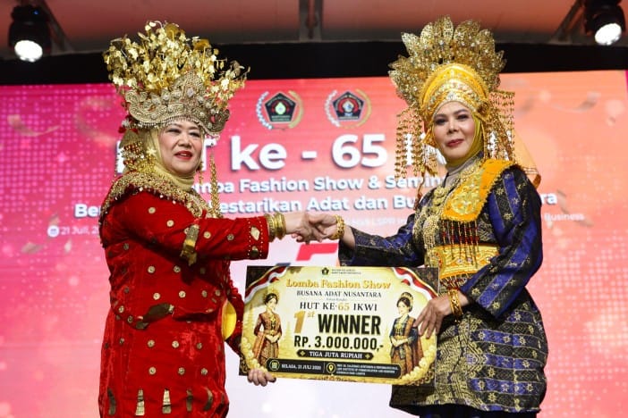 IKWI Riau Raih Juara I Fashion Show Busana Adat Nusantara