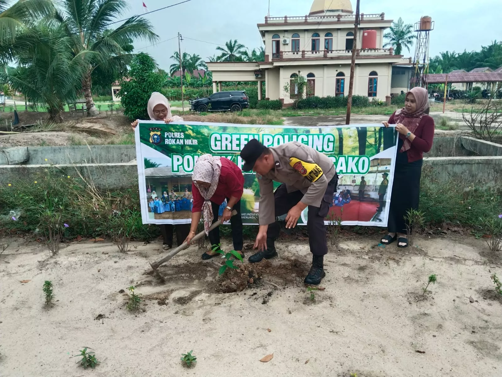 Dukung Lingkungan Hijau, Polisi di Rohil Tanam Pohon Matoa