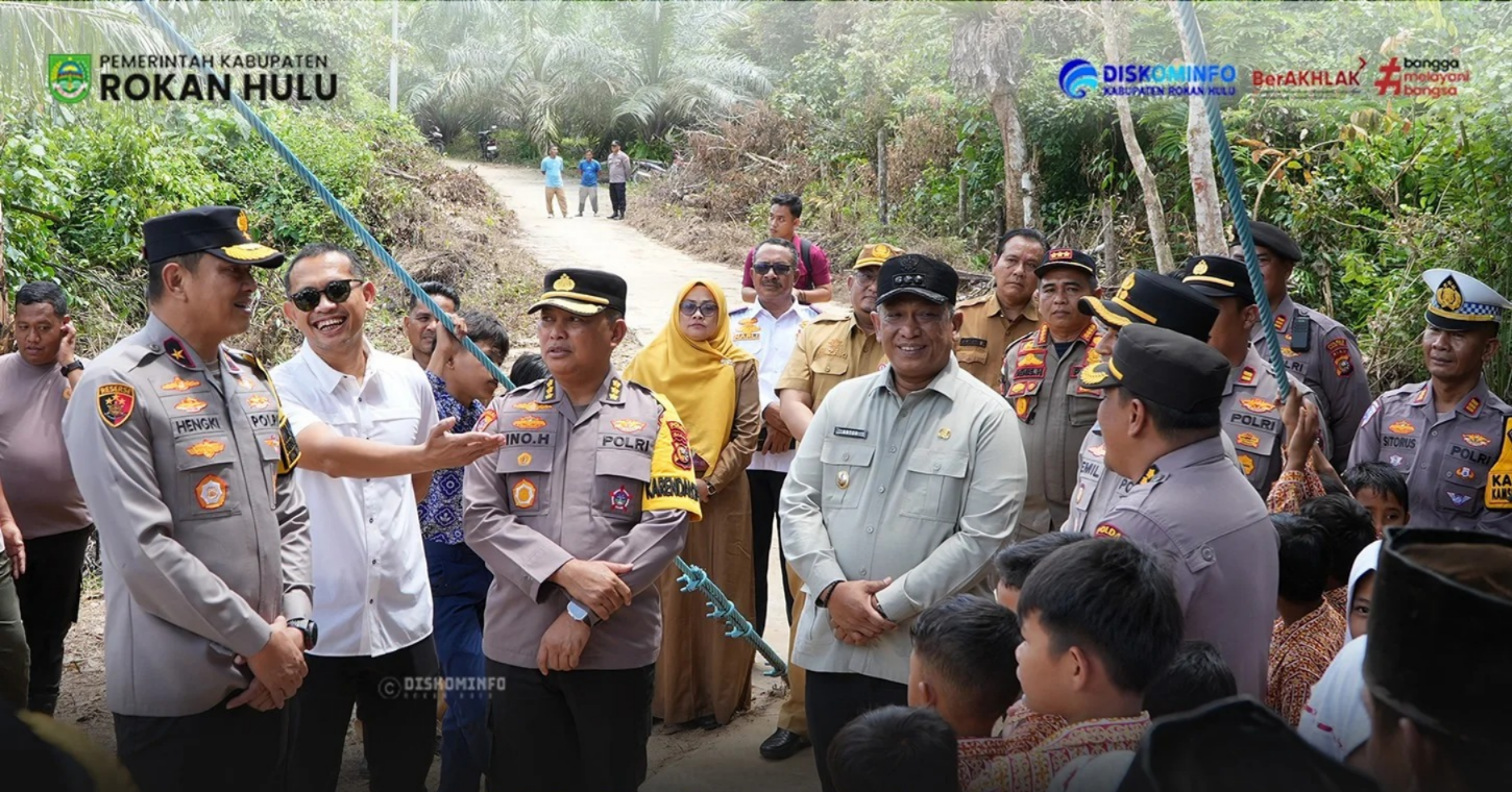 Wakapolda Riau dan Bupati Anton Tinjau Jembatan di Tanjung Betung, Sekaligus Bagikan Buku untuk Pelajar