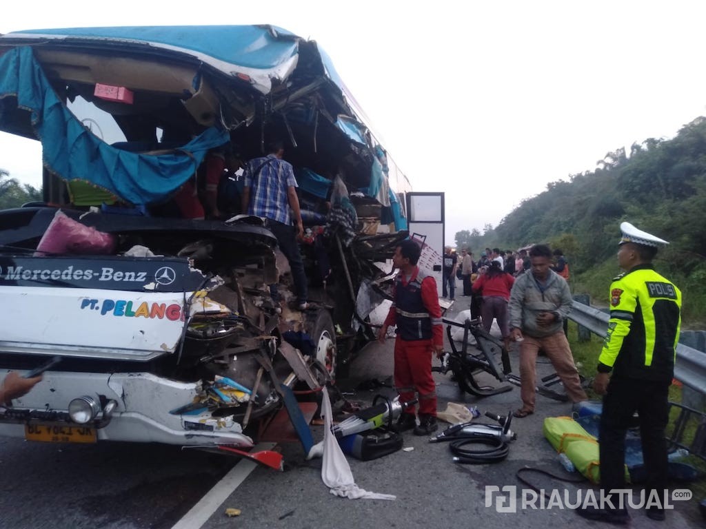 Bus Pelangi Hantam Truk Tronton di Tol Pekanbaru-Dumai, Dua Penumpang Tewas