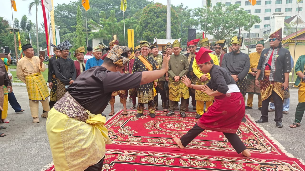 Fadli Zon Ajak Generasi Muda Lestarikan Budaya Lewat Arak-arakan Keberagaman di Pekanbaru