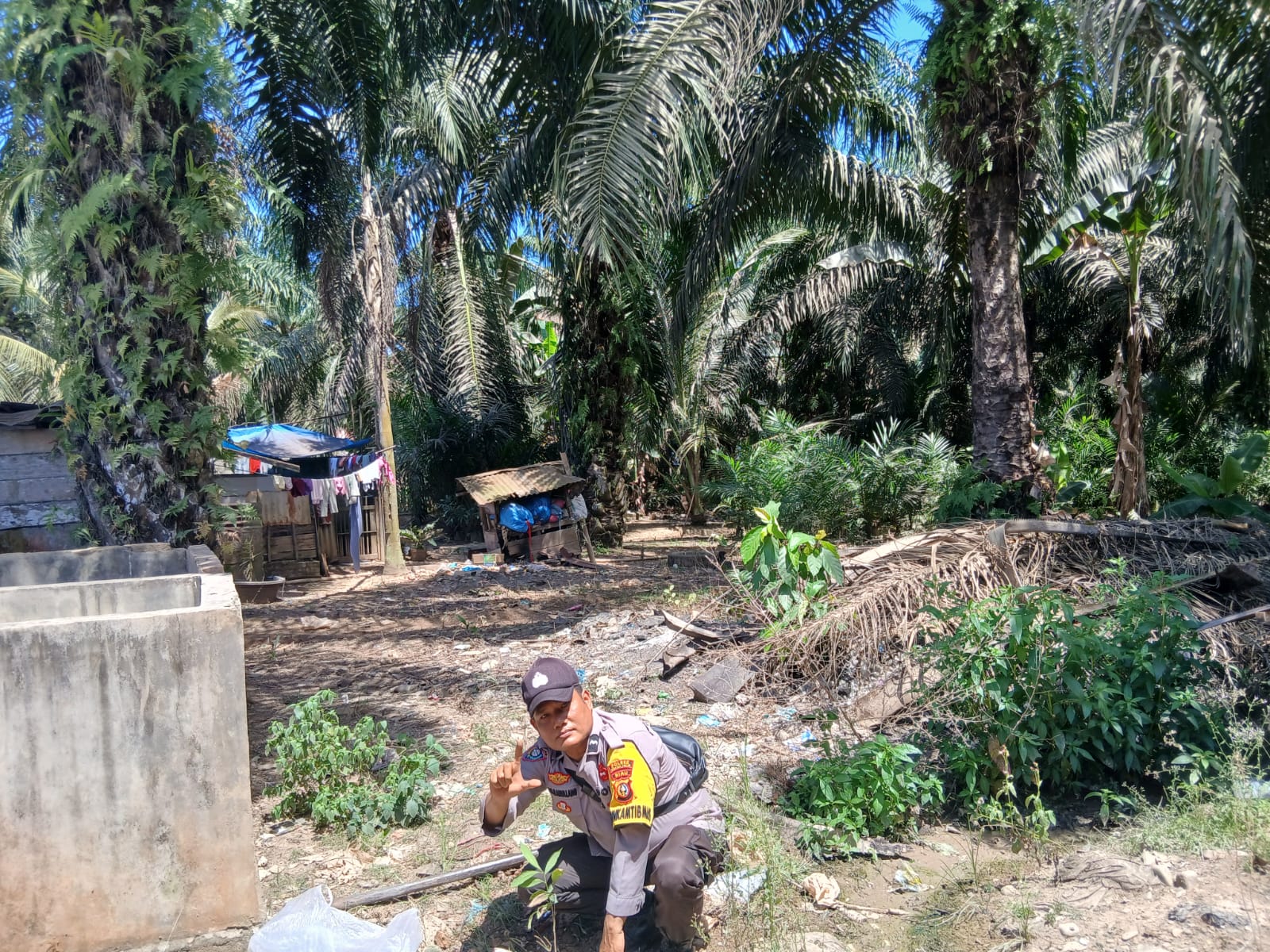 Polsek Bangko Pusako Edukasi Warga Lewat Green Policing, Tanam Pohon Kelengkeng di Teluk Bano