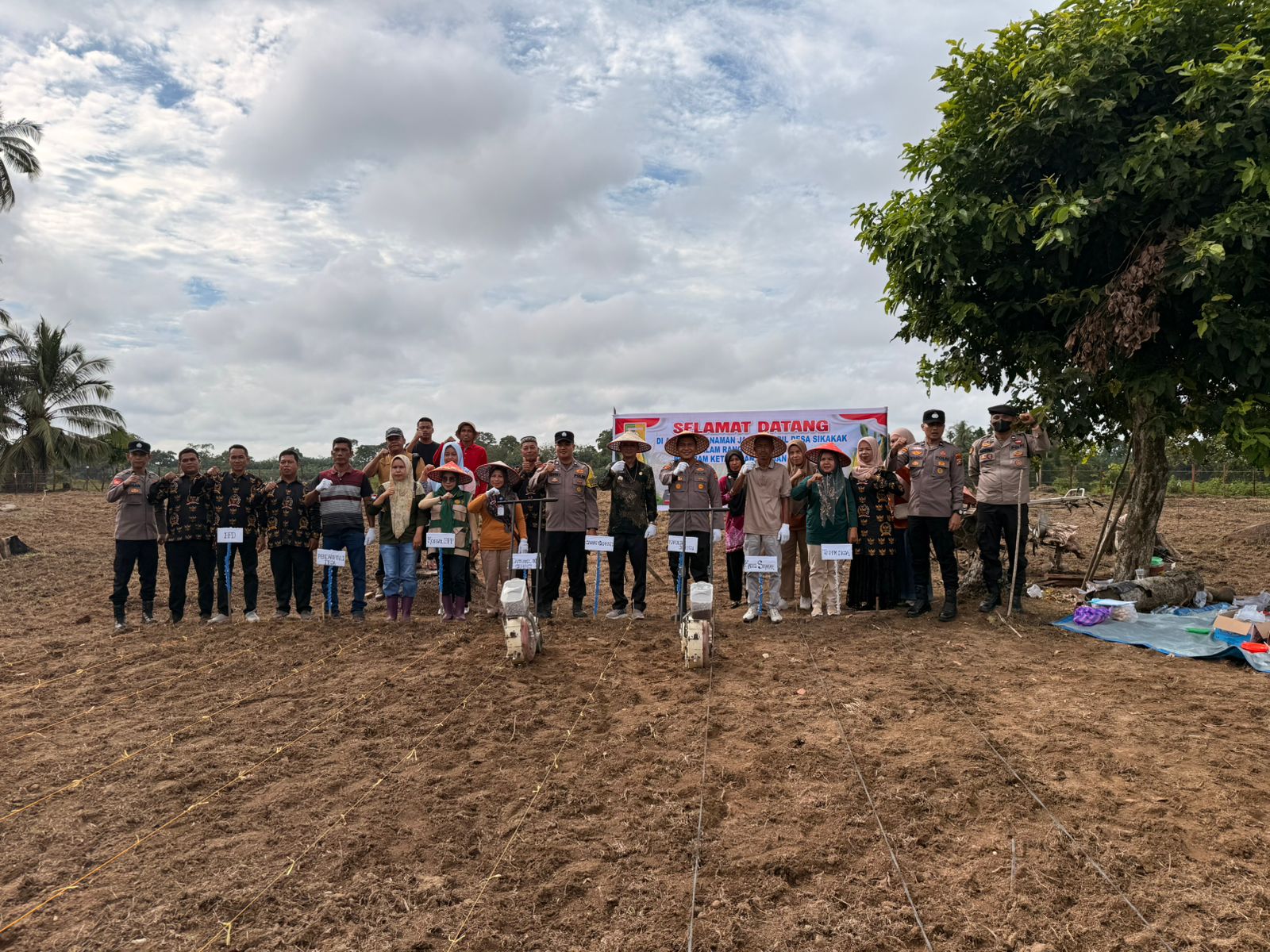 Dukung Ketahanan Pangan, Polsek Cerenti Tanam Jagung Pipil di Desa Sikakak