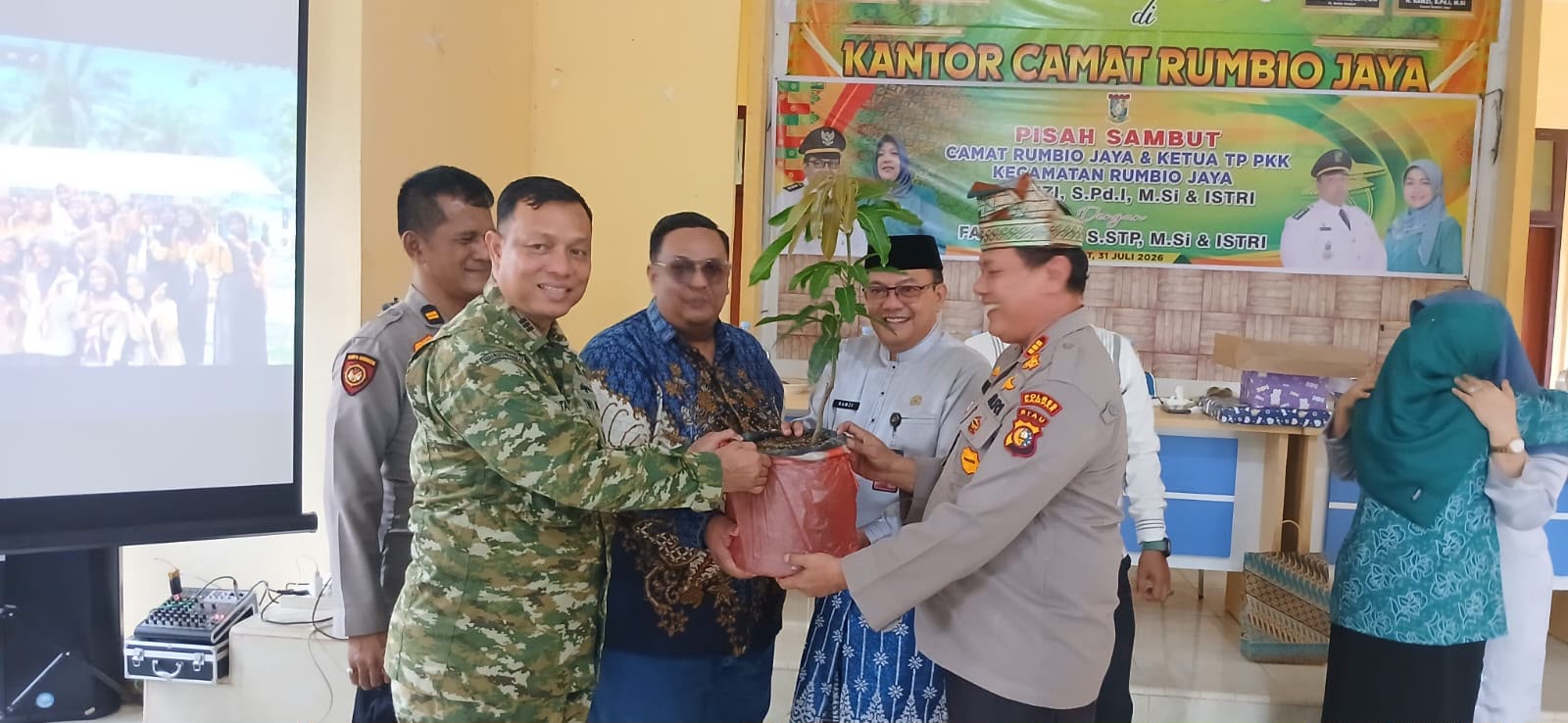 Kapolsek Kampar Serahkan Bibit Pohon pada Pisah Sambut Camat Rumbio Jaya