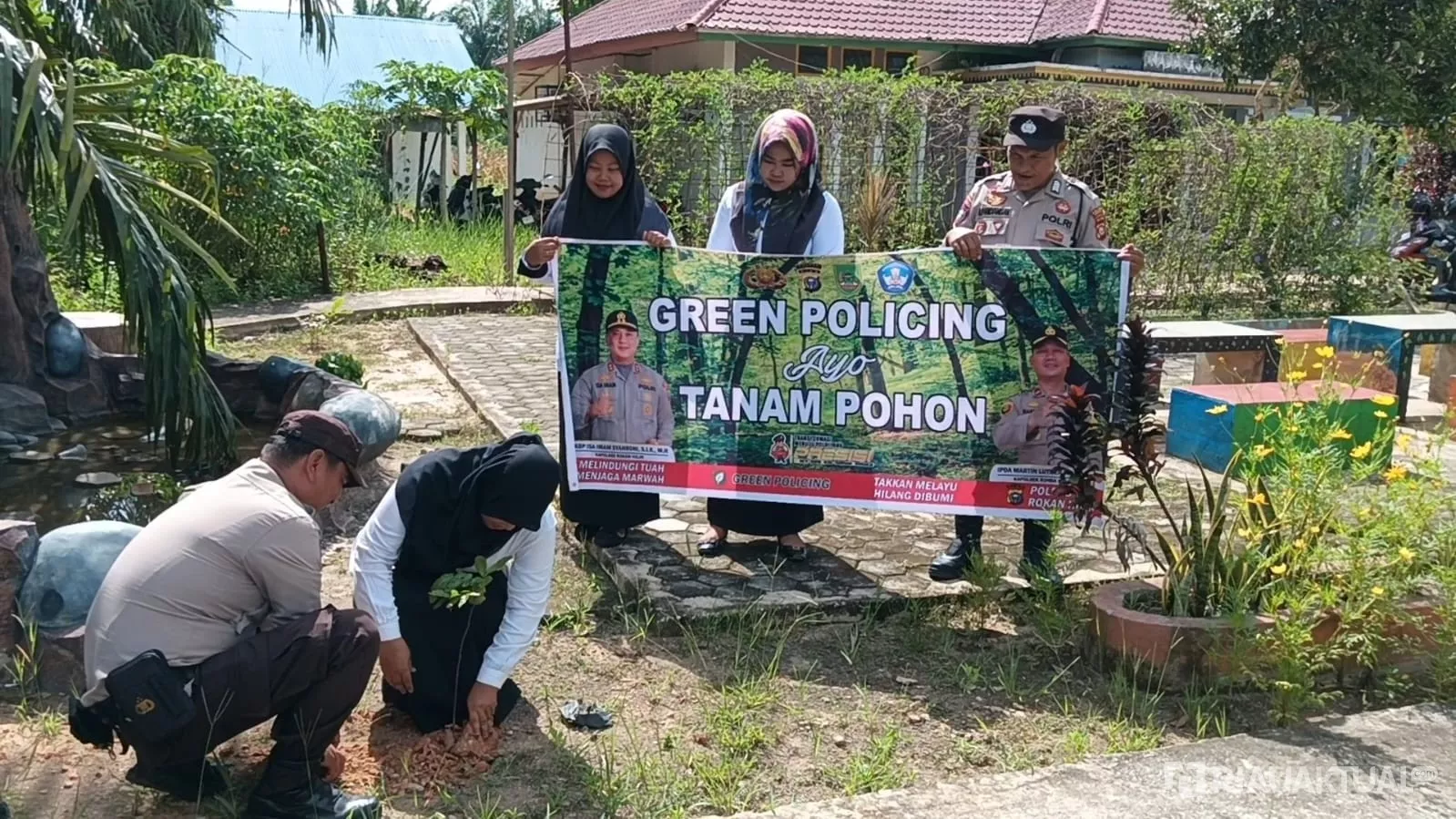 Green Policing. Polsek Rimba Melintang Tanam Mahoni dan Matoa Dukung Gerakan 21.000 Pohon