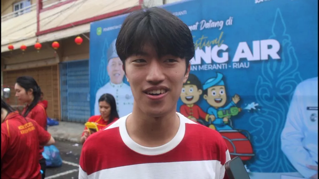 Tahu dari Kekasih, Wisatawan Jepang Mengaku Senang Ikut Festival Perang Air Selatpanjang