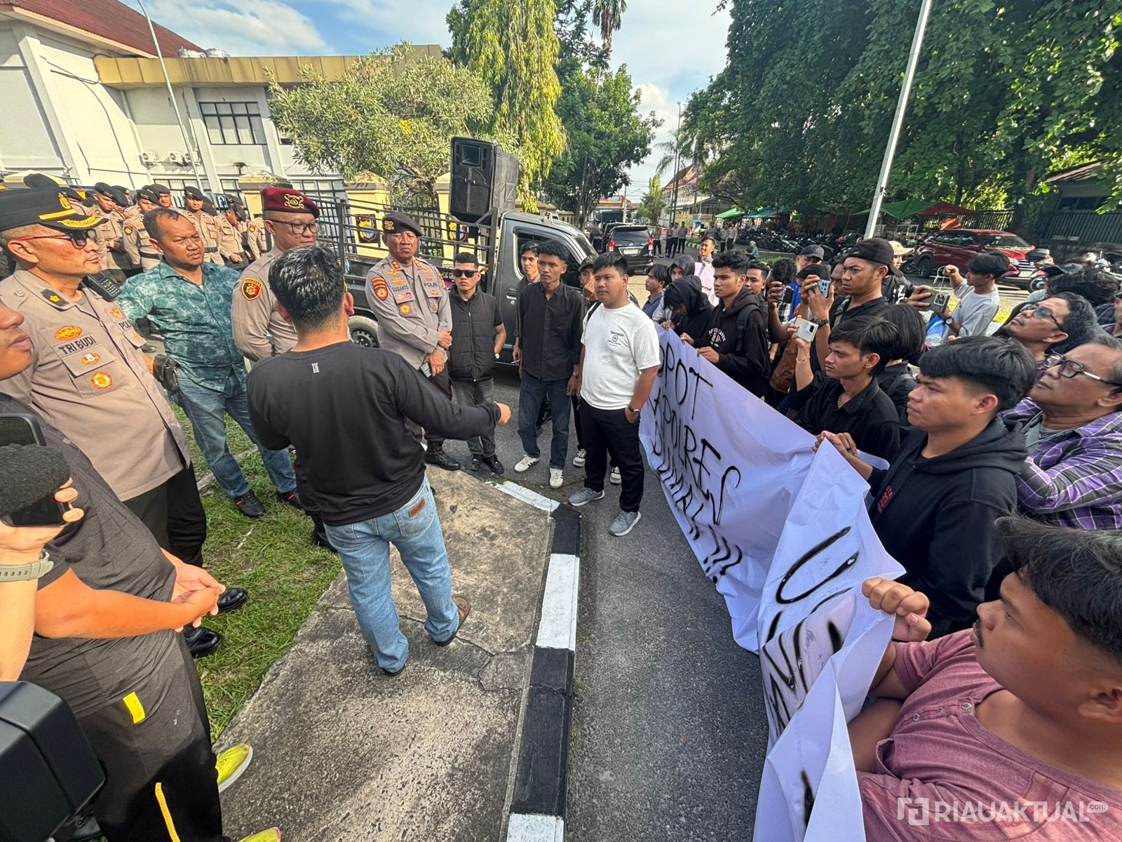 Ratusan Mahasiswa Dumai Menggelar Aksi di Polda Riau, Soroti Dugaan Mafia Minyak dan Gudang BBM Ilegal
