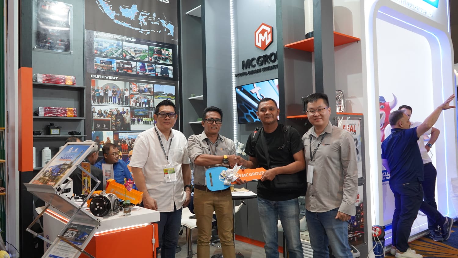 Hari Kedua SIEXPO 2026, MC Group Catatkan Penjualan 10 Truk Shacman X3000 Palm Oil Tangker