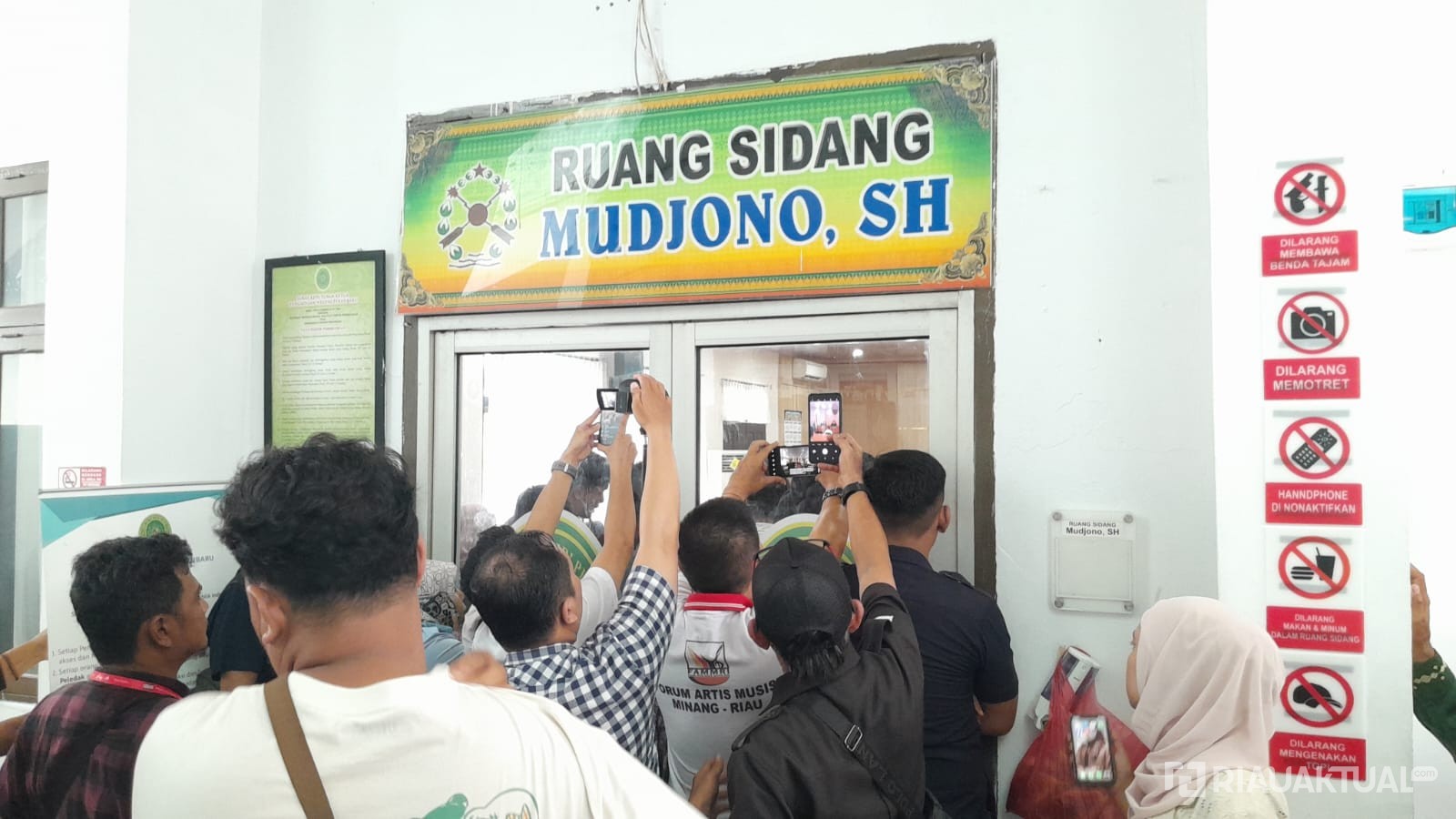 PN Pekanbaru Bantah Larang Wartawan Liput Sidang SF Hariyanto, Sebut Ruang Sidang Sudah Penuh
