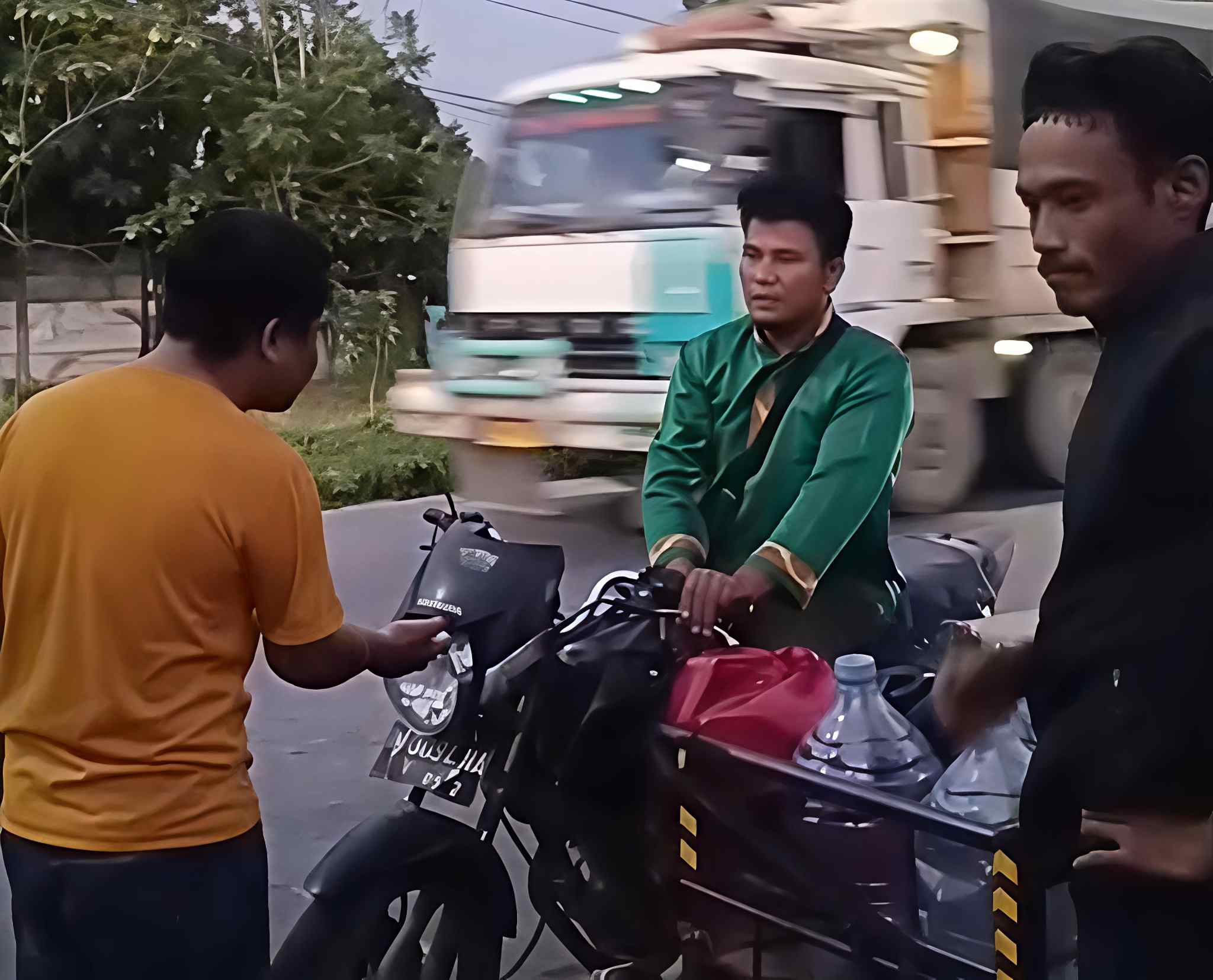 Kedapatan Buang Sampah Sembarangan, Warga Kampar Adu Mulut Saat Diamankan Gakkum DLHK Pekanbaru 