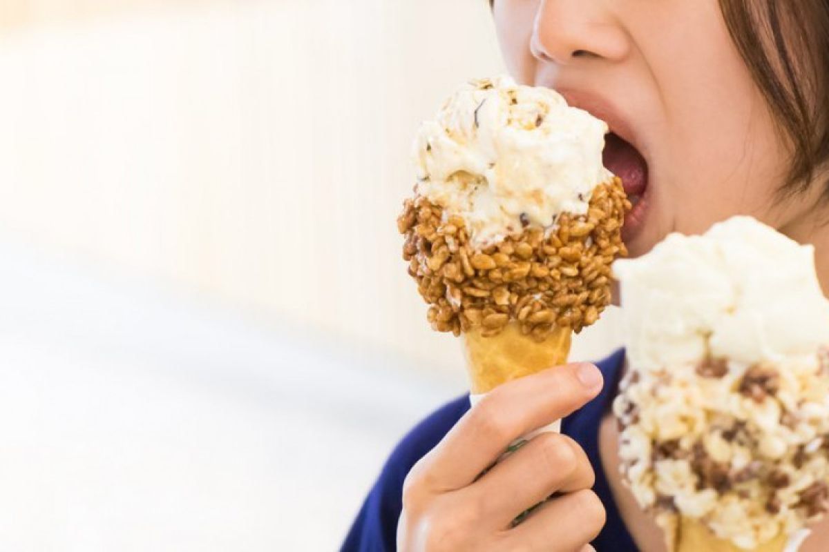 Makan Es Krim Saat Demam Justru Bermanfaat, Benarkah?