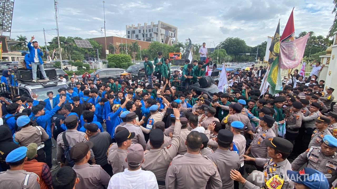 Demo di Kantor Gubernur Riau Memanas, Mahasiswa dan Polisi Saling Dorong