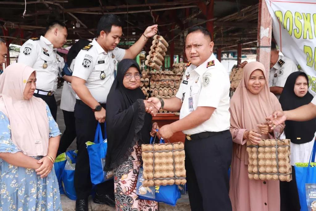 Lapas Kelas IIB Pasir Pangaraian Salurkan Bansos untuk Korban Kebakaran Rohul