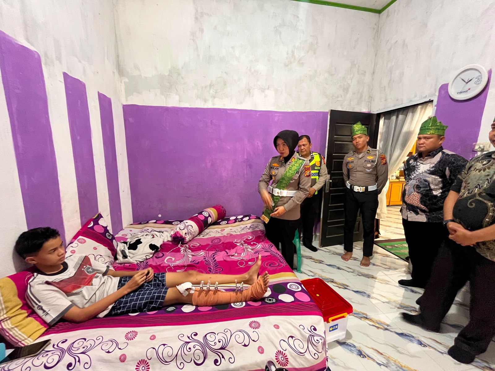 Kasat Lantas Polres Kampar Jenguk Remaja Korban Kecelakaan dan Beri Bantuan