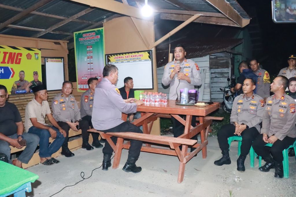 Kapolres Kampar Sambangi Pos Satkamling, Serahkan Bantuan dan Bibit Pohon Dukung Green Policing