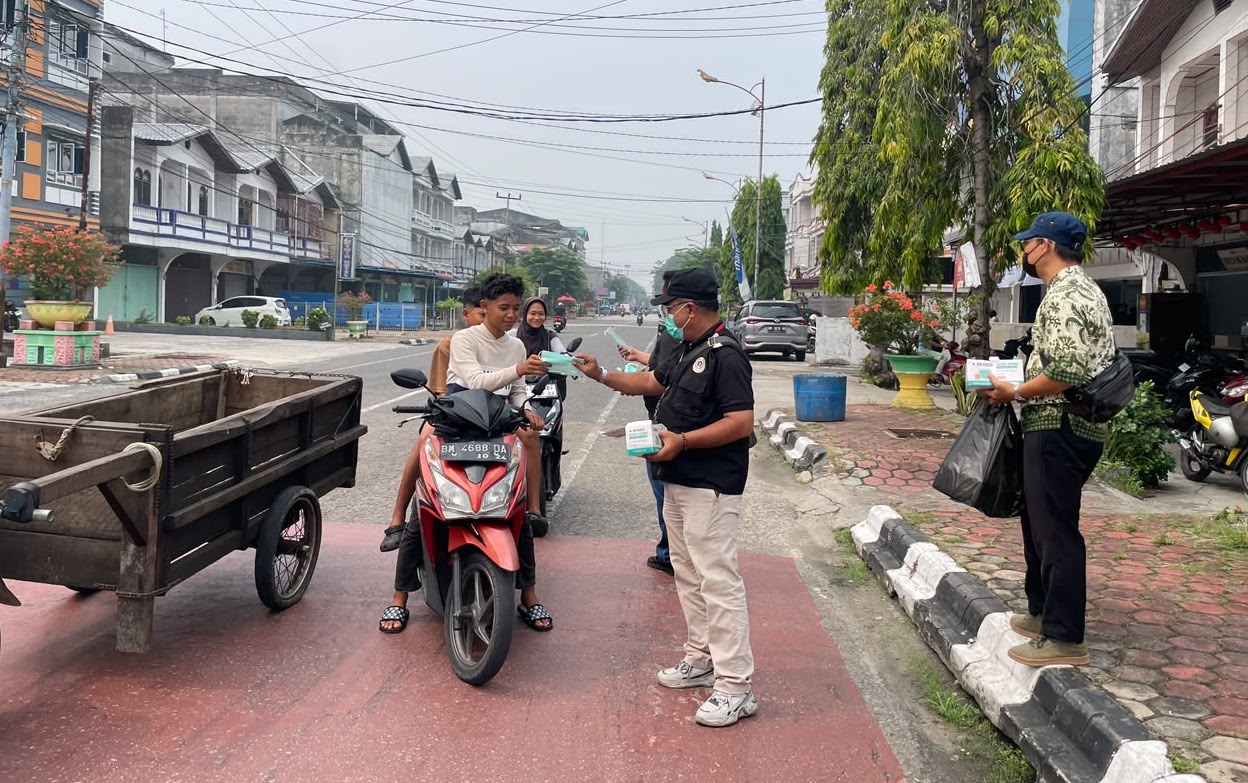Peduli Dampak Kabut Asap Karhutla, PWI dan Puskesmas Bengkalis Bagikan 500 Masker Gratis