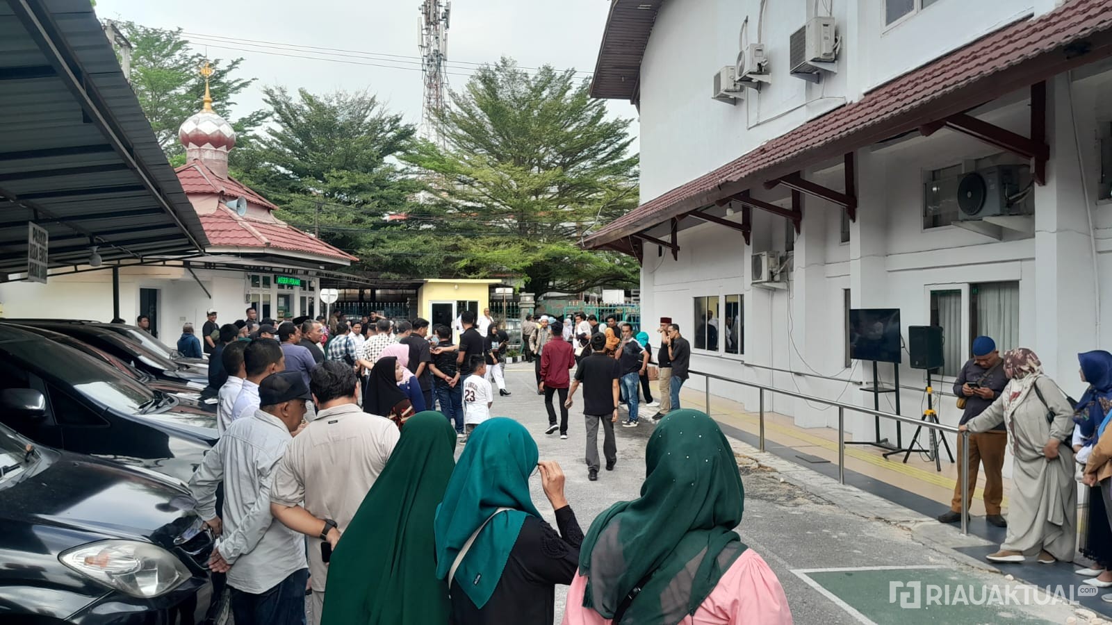 Ratusan Simpatisan Padati PN Pekanbaru Jelang Sidang Lanjutan Abdul Wahid