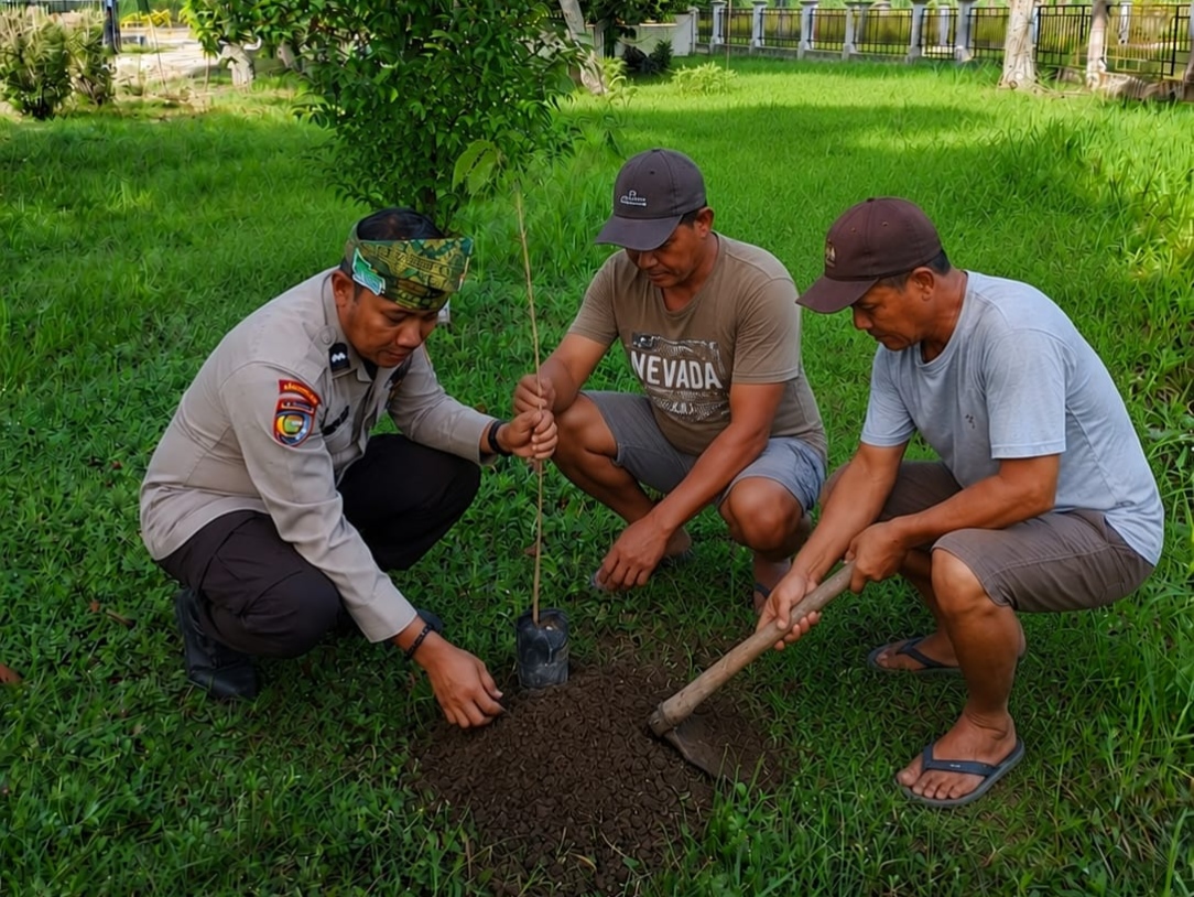 Green Policing di Rohil, Polsek Rimba Melintang Tanam Tiga Pohon Mahoni Bersama Warga Lenggadai Hilir