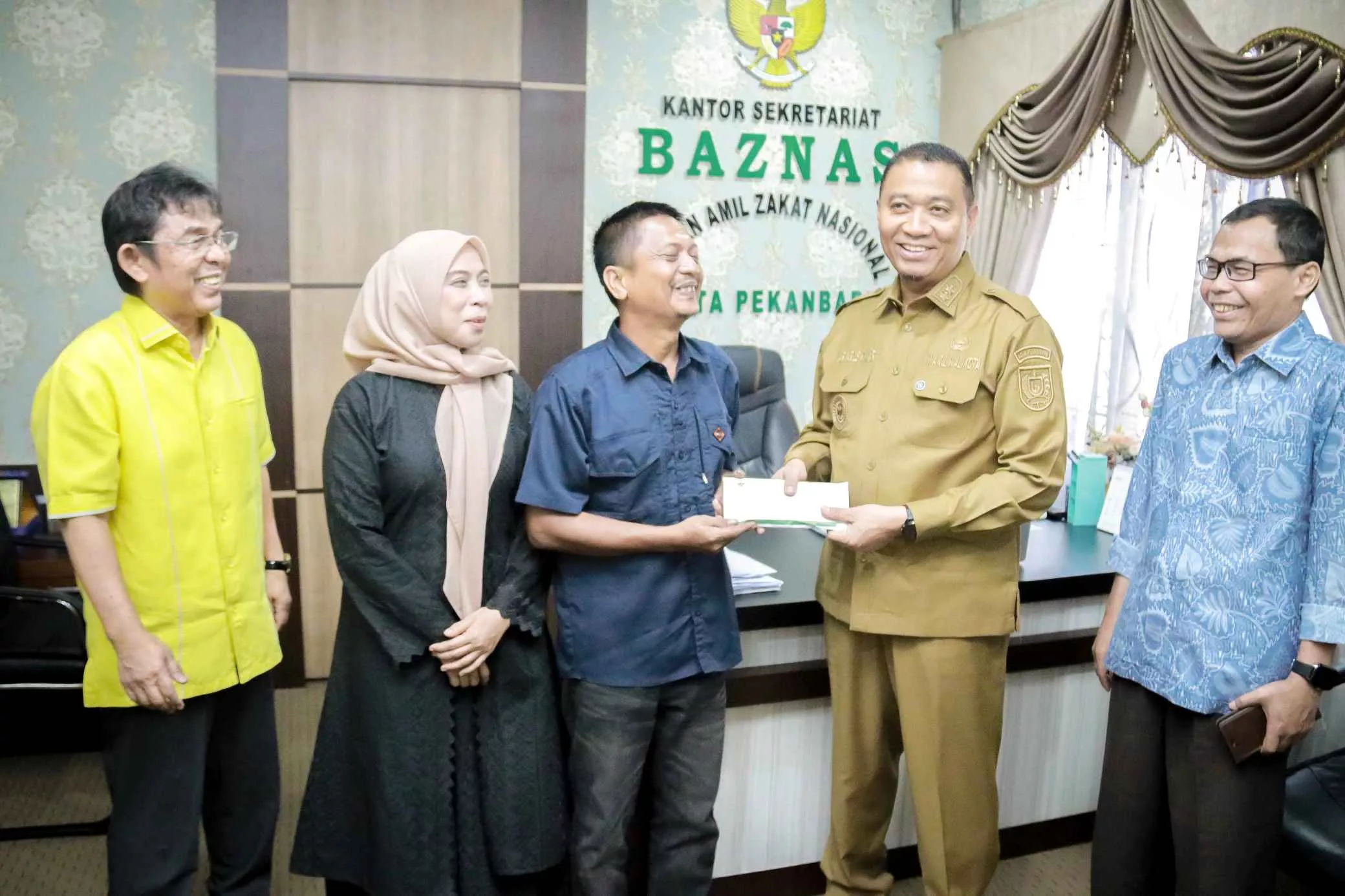 Pemko Pekanbaru Serahkan Bantuan ke Warga Korban Kebakaran Rumah di Kapau Sari