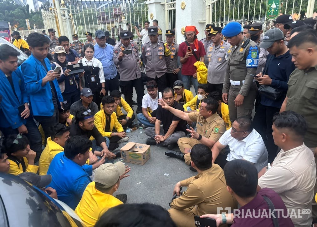 Demo di Kantor Gubernur Riau, Mahasiswa Minta Kepastian Bertemu SF Hariyanto