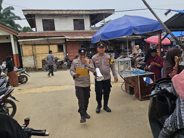 Polsek Rimba Melintang Imbau Warga di Pasar Rabu Rohil Cegah Karhutla