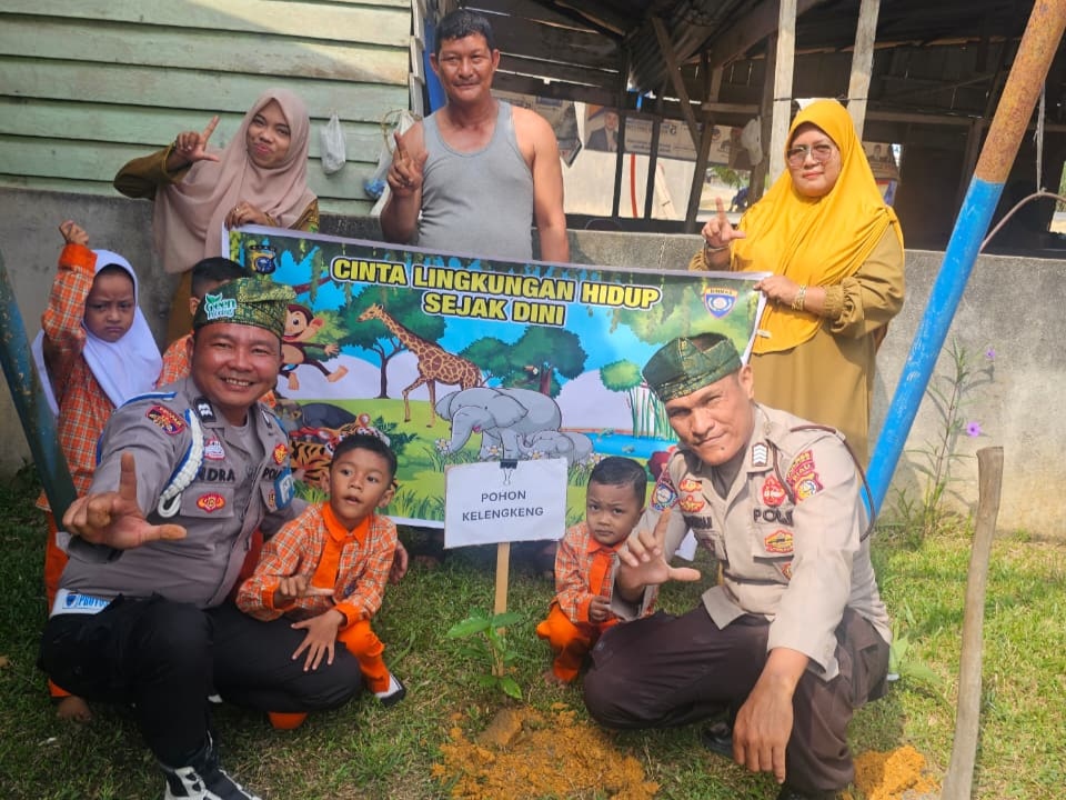 Green Policing, Polsek Rimba Melintang Tanam Pohon Kelengkeng di TK Mutiara Rohil