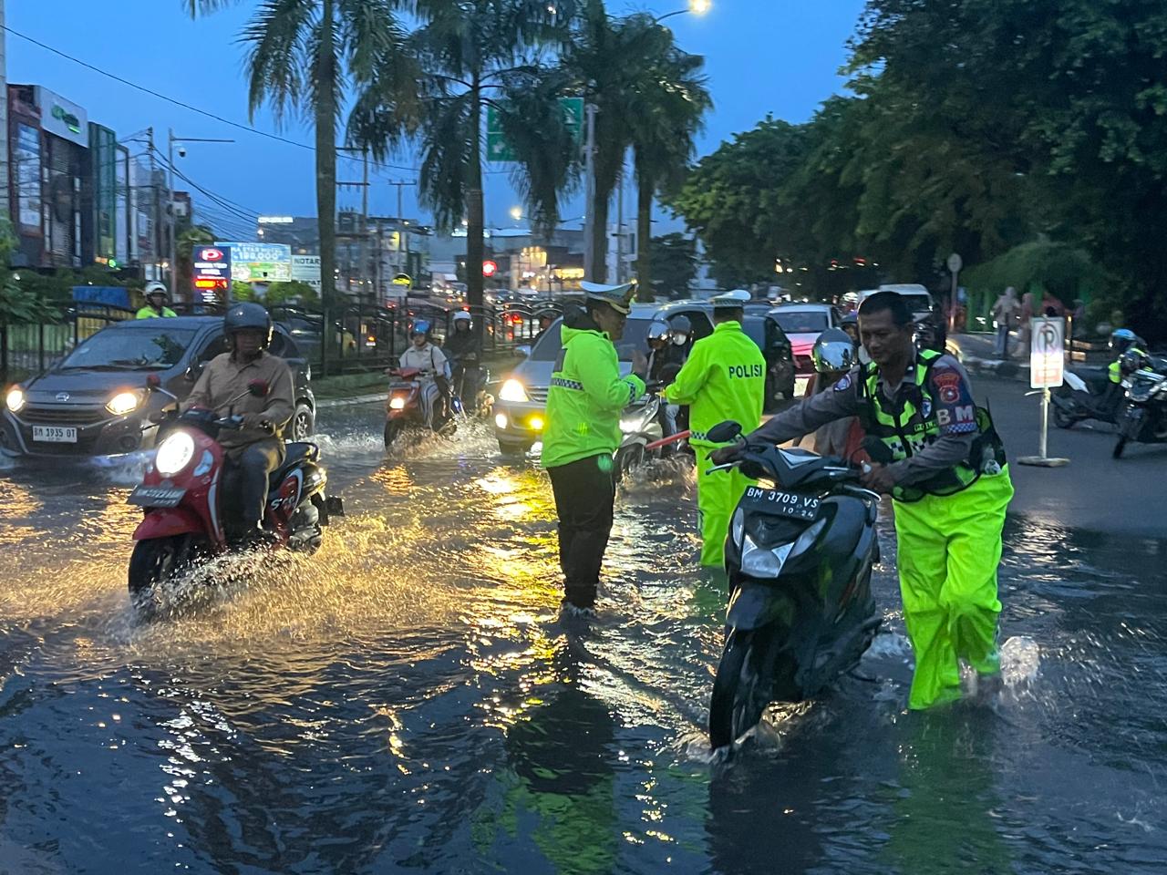 Hujan Deras di Pekanbaru, Dirlantas Polda Riau Turun Tangan Urai Kemacetan dan Bantu Pengendara