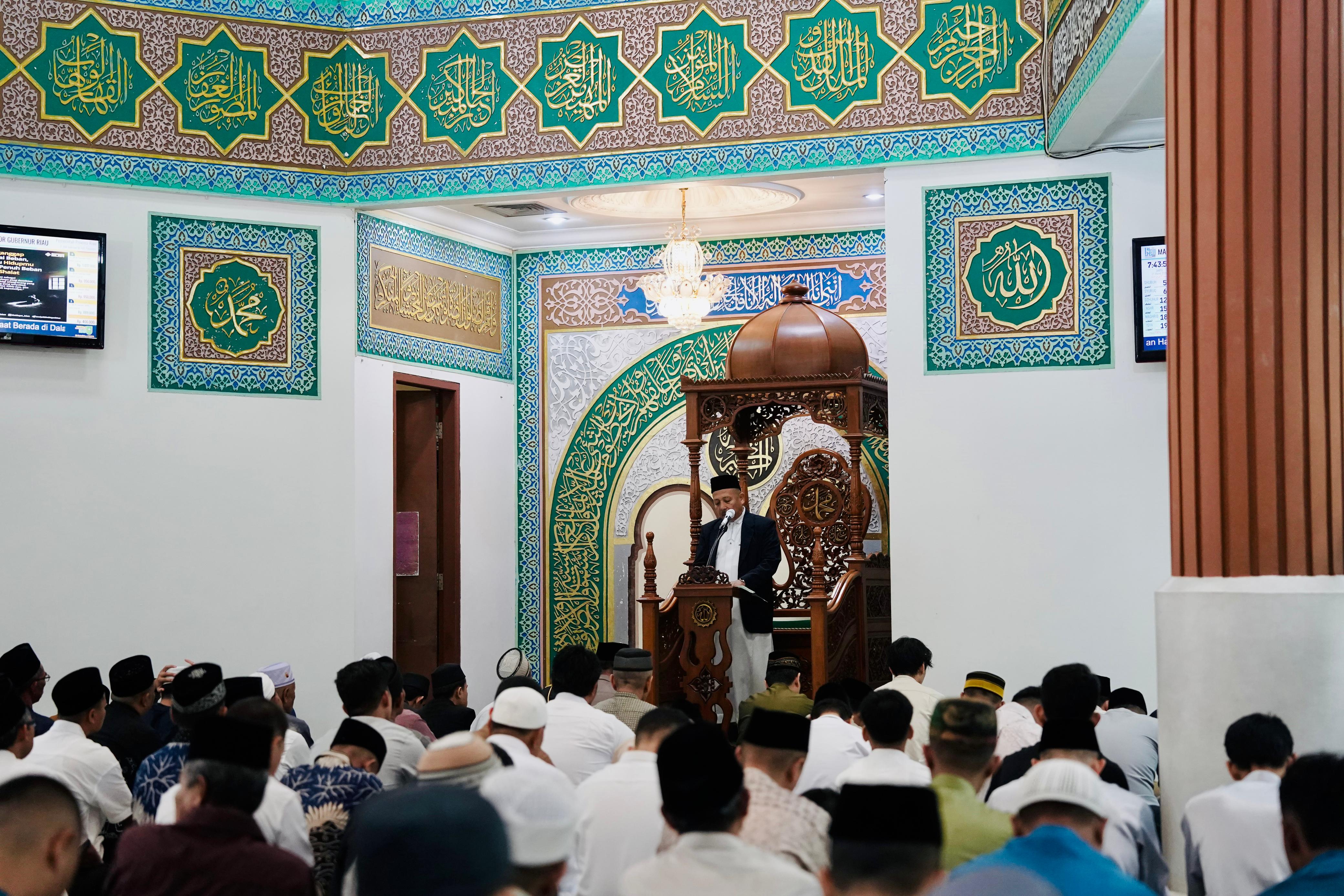 Diguyur Hujan, Pelaksanaan Salat Idulfitri Dipindahkan ke Masjid Al Hidayah Kantor Gubernur