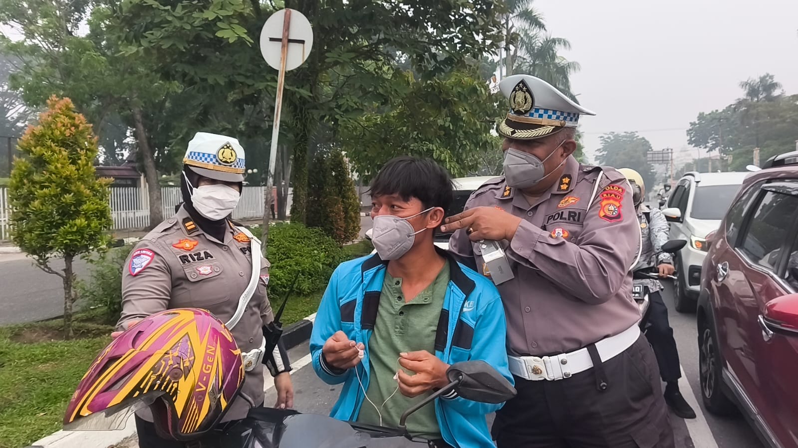 Ditlantas Polda Riau Bagikan 1.000 Masker ke Pengendara