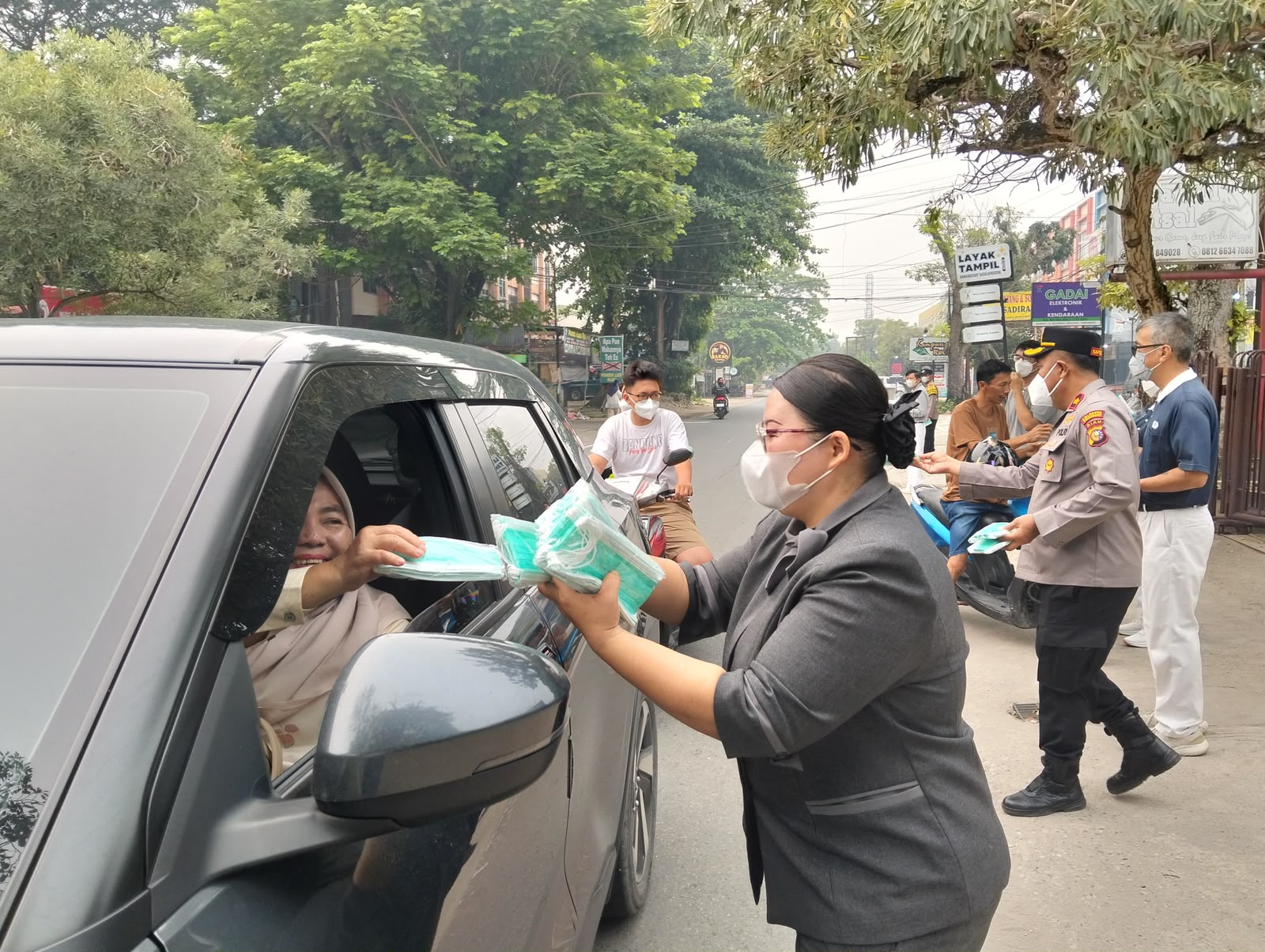 Polsek Sukajadi dan Buddha Tzu Chi Bagikan 4.900 Masker ke Warga Pekanbaru