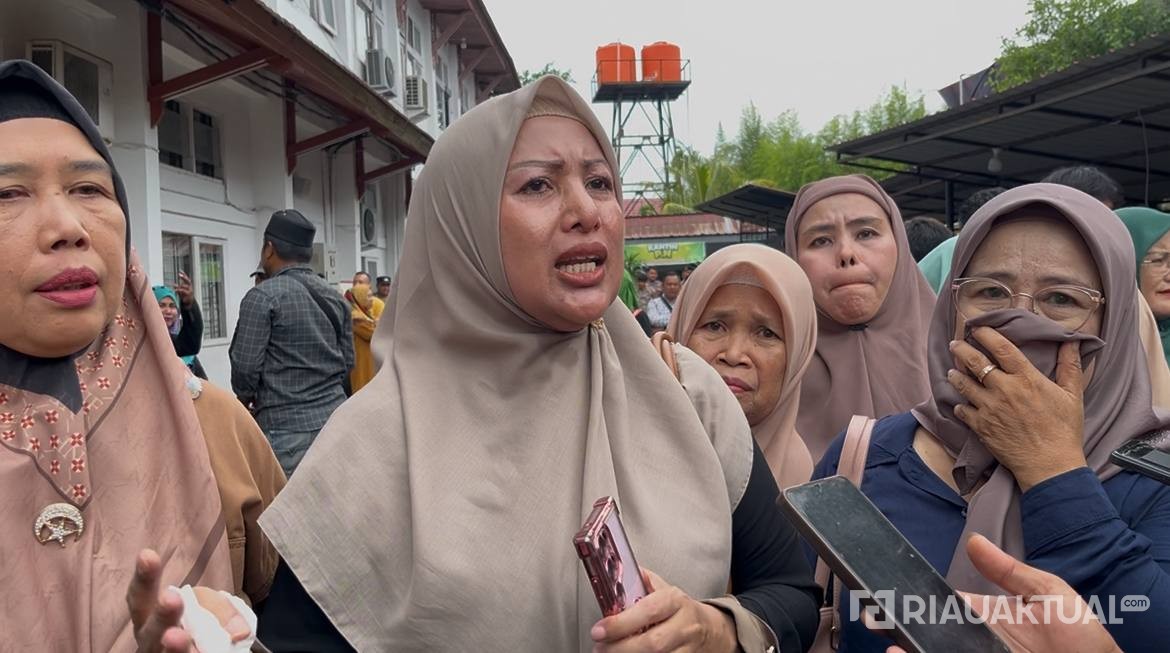 Dukung Ajukan Banding, Simpatisan Yakin Abdul Wahid Tidak Bersalah