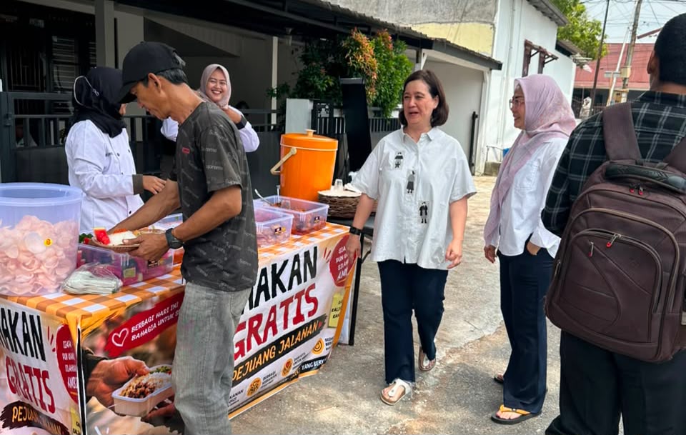 Makan Gratis Setiap Kamis di Jalan Sewu Pekanbaru Disambut Antusias Pekerja Jalanan