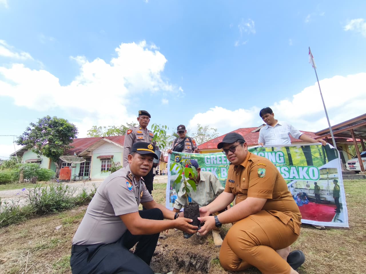 Polisi Tanam Pohon di Rohil, Ini Pesan Penting Program Green Policing