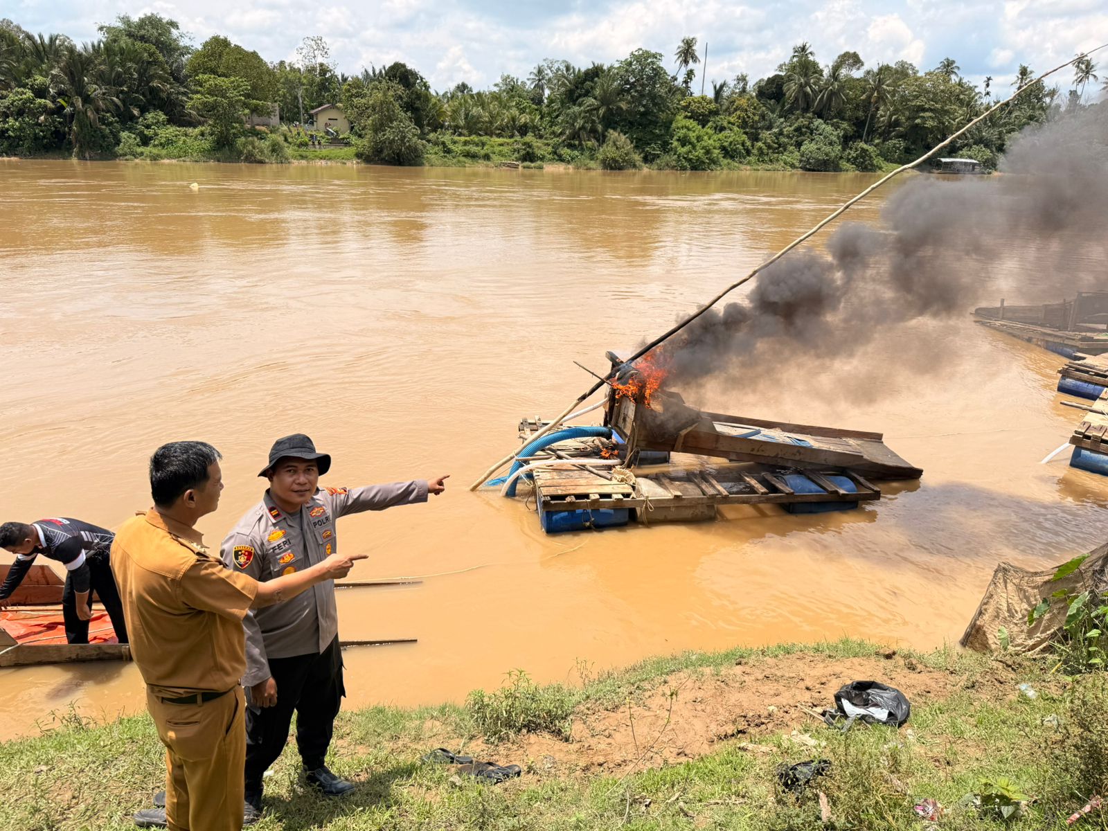 Polsek Cerenti Musnahkan 20 Rakit PETI di Sungai Kuantan