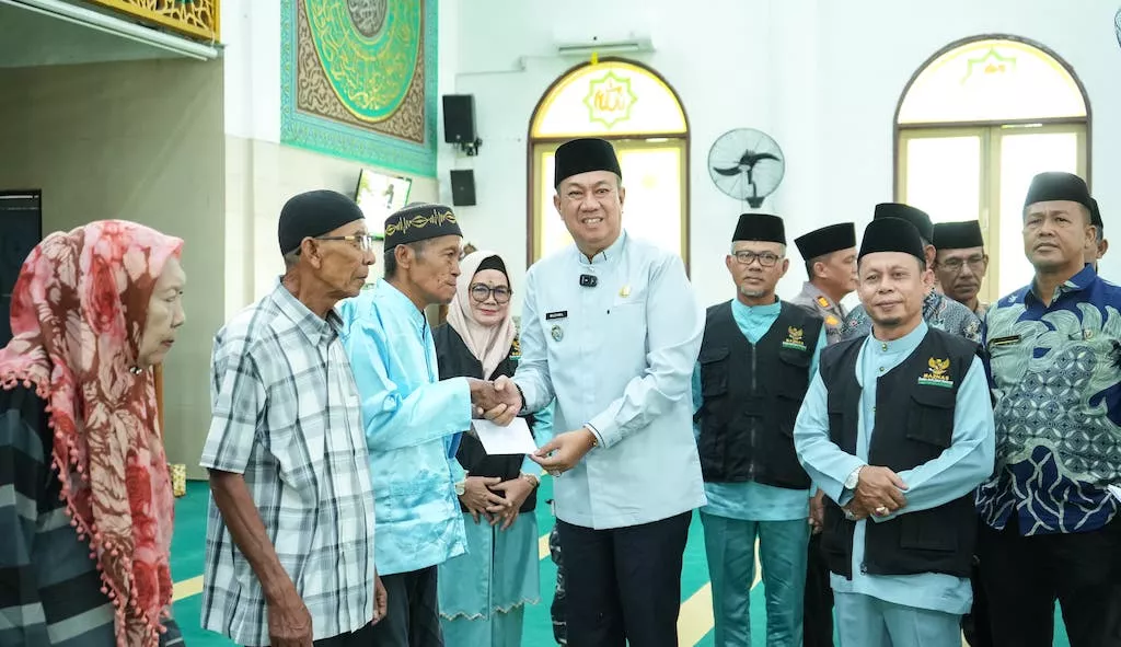 Wabup Muzamil Salurkan Zakat Ramadan, 2.015 Mustahik di Meranti Terima Bantuan
