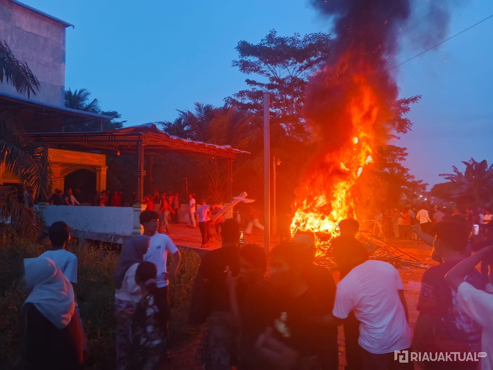 Demo di Panipahan Ricuh, Massa Bakar Rumah Terduga Bandar Narkoba