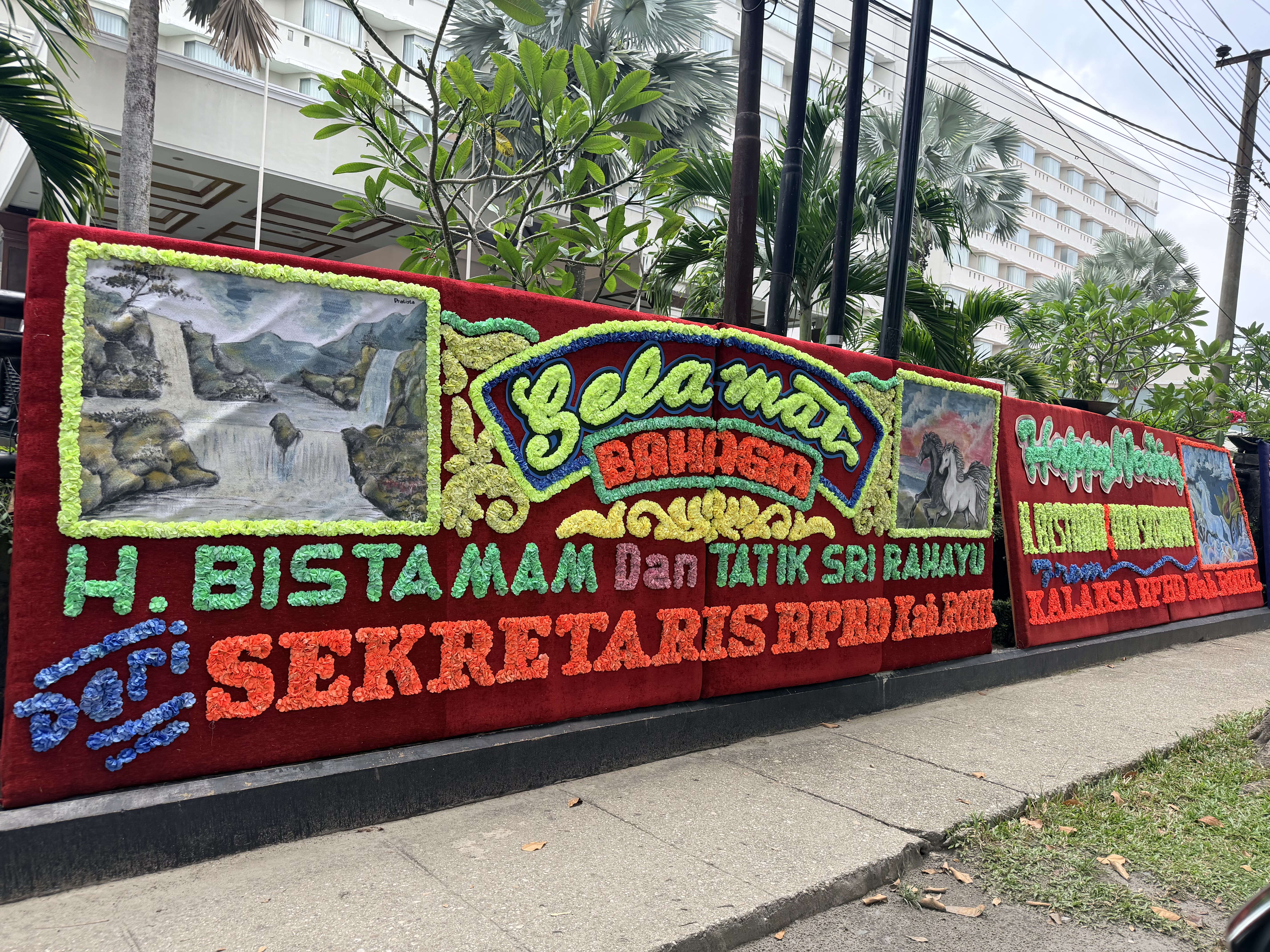 Jelang Akad Nikah Bupati Rohil Bistamam, Karangan Bunga Berjejer di Jalan Sudirman Pekanbaru