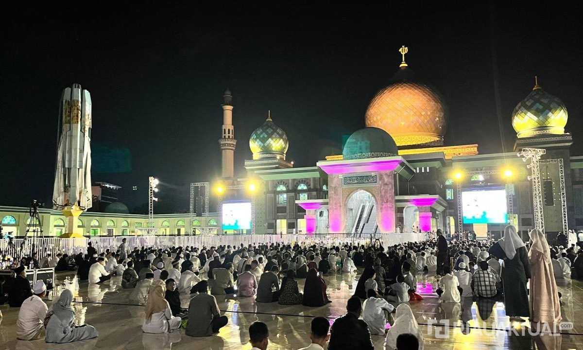 Riau Bershalawat, Pelataran Masjid Raya Annur Dipenuhi Ribuan Masyarakat