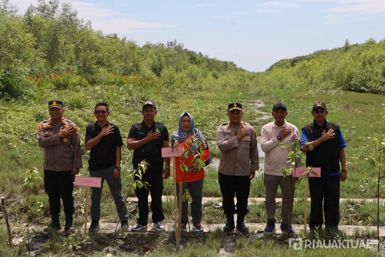 Cegah Abrasi, Polres Rokan Hilir Bentengi Pesisir dengan Tanam 200 Bibit Mangrove