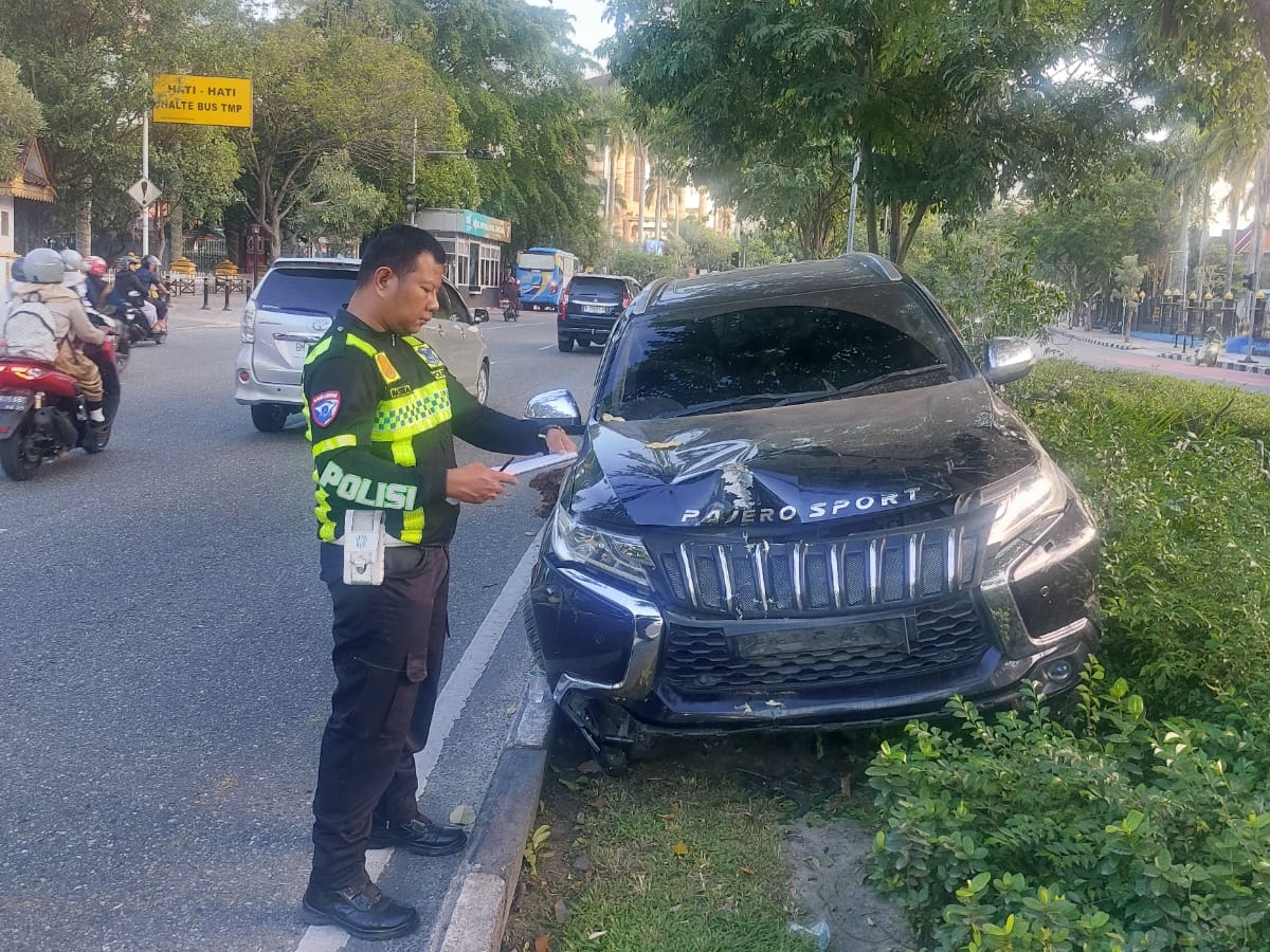 Pengemudi Pajero Tabrak Pohon di Jalan Sudirman Pekanbaru Positif Narkoba