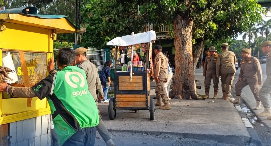 PKL di Bahu Jalan Ganggu Lalu Lintas di Pekanbaru, Kasatpol PP: Kita Atur Pelan-pelan Secara Persuasif 