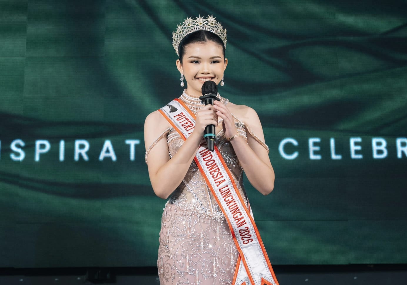 HUT ke-6 AMS Modelling School, Rania Keiliyah Raih Outstanding Achievement Award