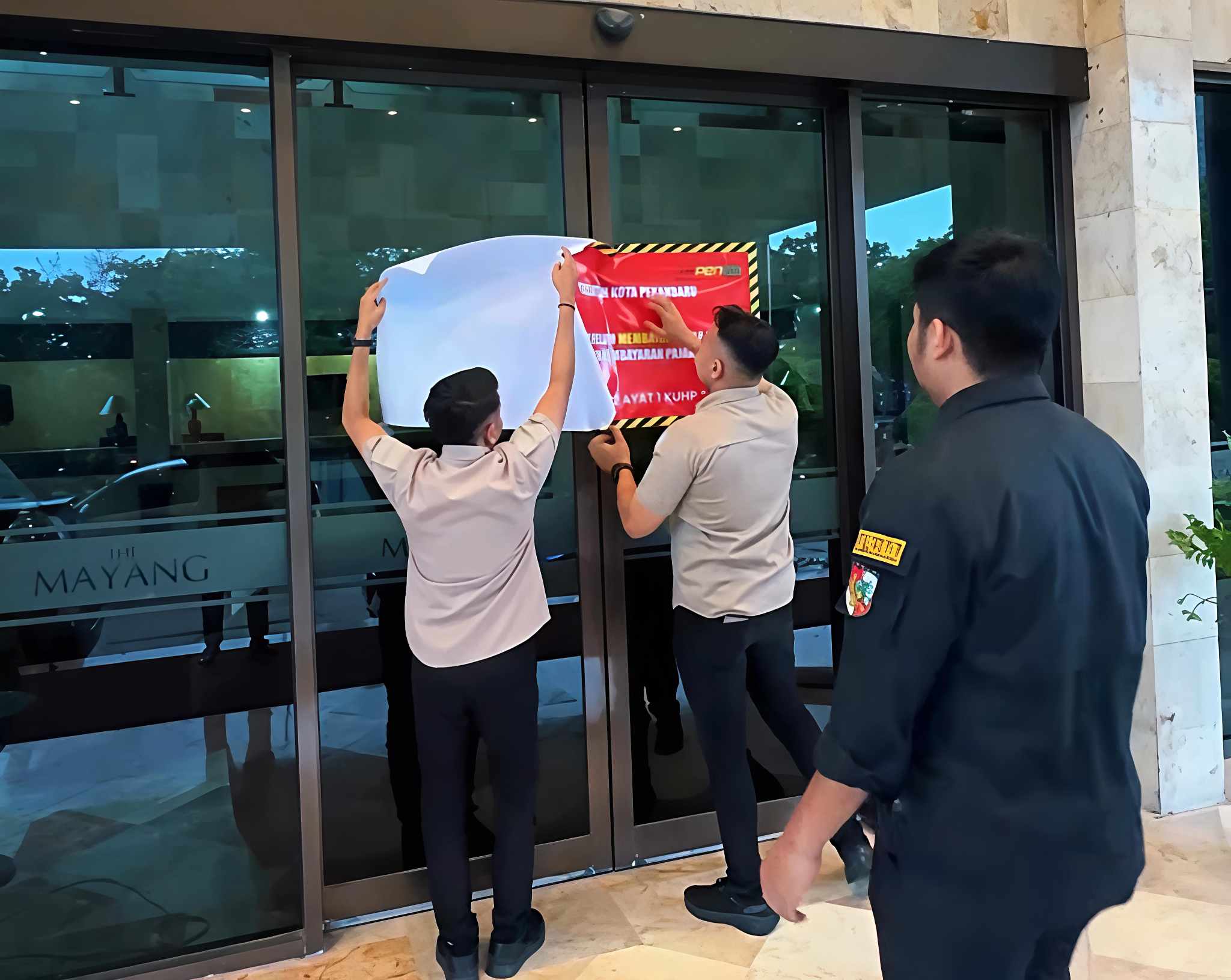 Nunggak Pajak, Bapenda Pekanbaru Pasangi Stiker Hotel di Sudirman 