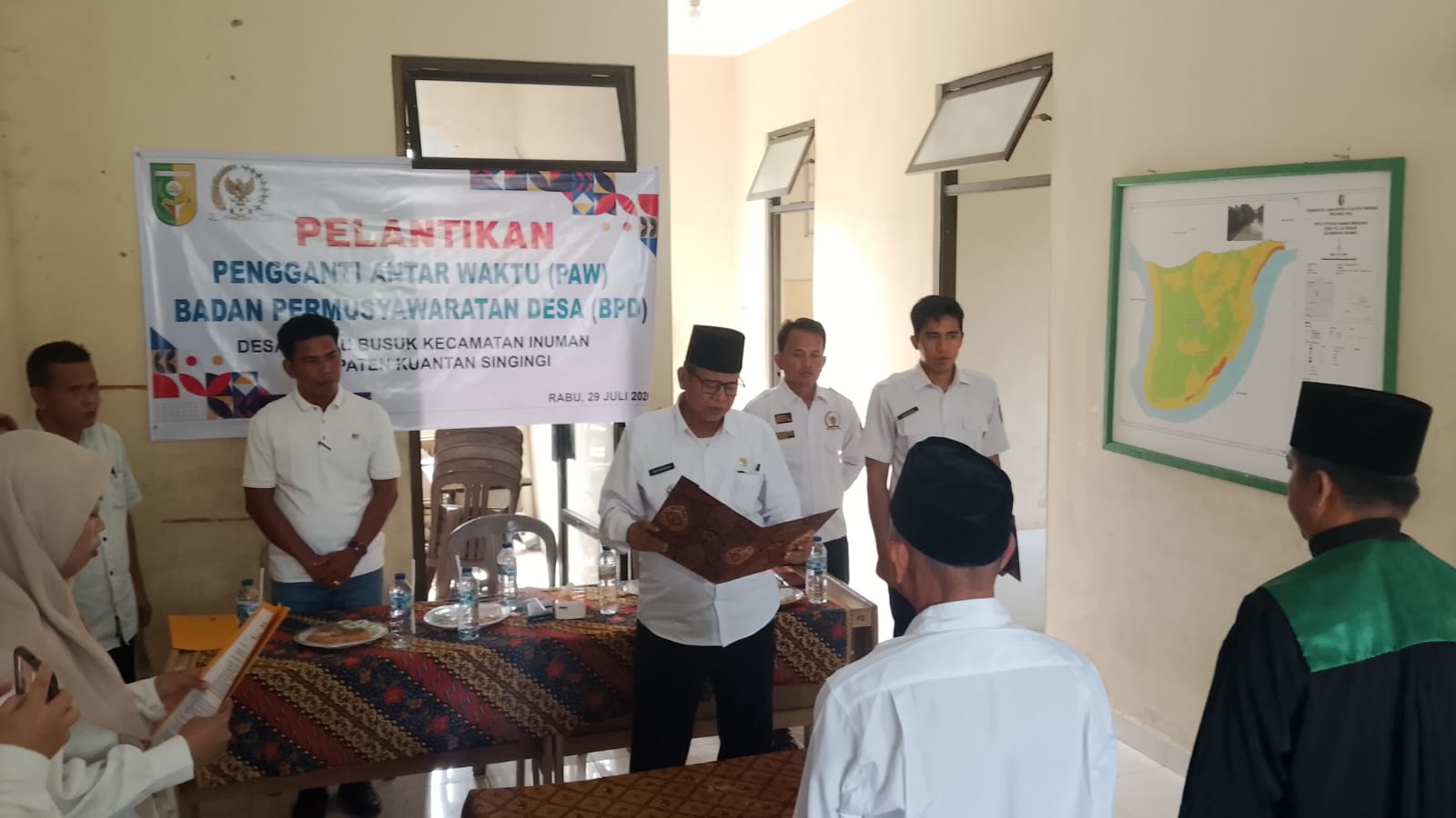 Camat Inuman Lantik Daryulis sebagai Anggota BPD Desa Pulau Busuk di Kuansing